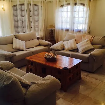4 Bedroom Detached Private With Swimming Pool And Mature Garden Villa *
