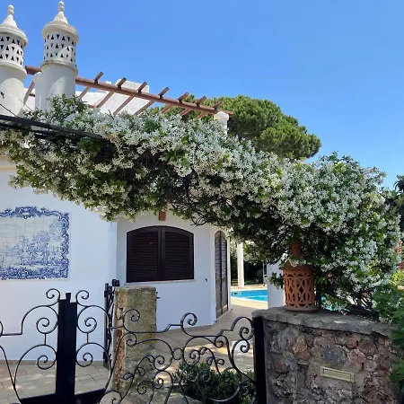 4 Bedroom Detached Private With Swimming Pool And Mature Garden Villa *