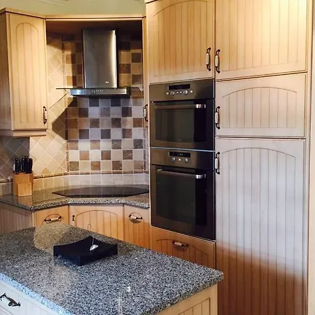 4 Bedroom Detached Private With Swimming Pool And Mature Garden Vila