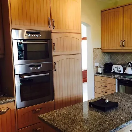 4 Bedroom Detached Private With Swimming Pool And Mature Garden Vila