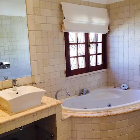4 Bedroom Detached Private With Swimming Pool And Mature Garden Villa Vilamoura