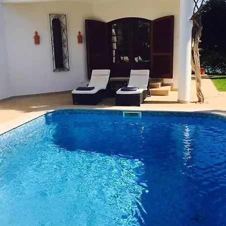 4 Bedroom Detached Private With Swimming Pool And Mature Garden