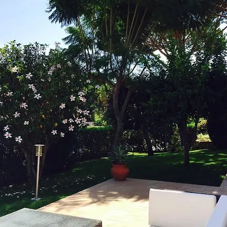 4 Bedroom Detached Private With Swimming Pool And Mature Garden *