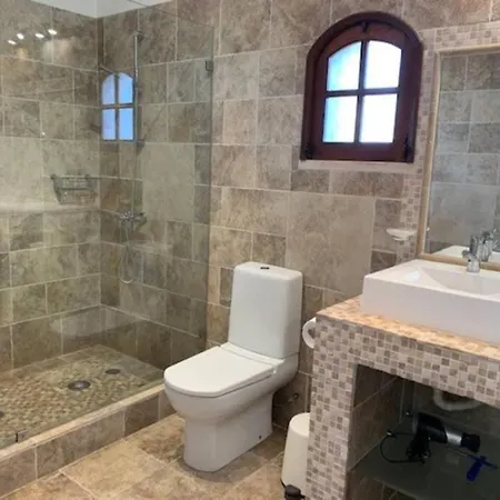 Villa 4 Bedroom Detached Private With Swimming Pool And Mature Garden *