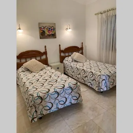 Villa 4 Bedroom Detached Private With Swimming Pool And Mature Garden *
