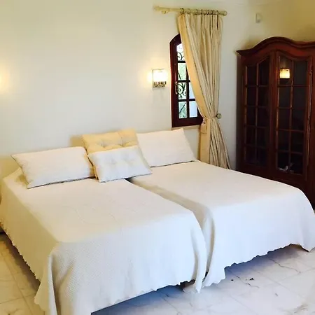 4 Bedroom Detached Private With Swimming Pool And Mature Garden Villa Vilamoura