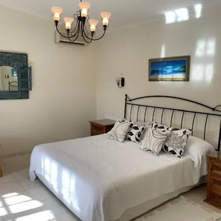 4 Bedroom Detached Private With Swimming Pool And Mature Garden