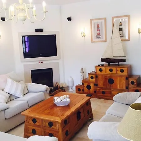 4 Bedroom Detached Private With Swimming Pool And Mature Garden