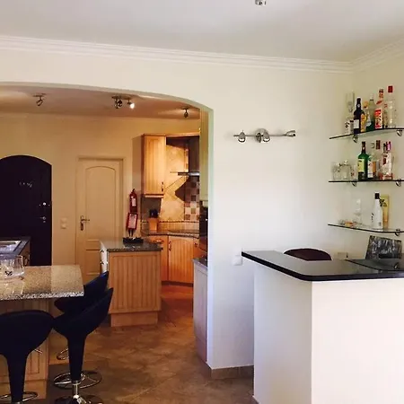 4 Bedroom Detached Private With Swimming Pool And Mature Garden *
