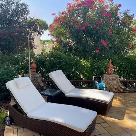 4 Bedroom Detached Private With Swimming Pool And Mature Garden Villa *